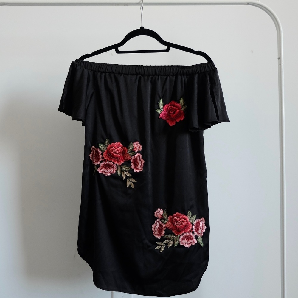 Off shoulder satin dress with rose appliqués